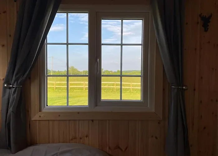 Beautiful 1 Bed Shepherd Hut In Warwickshire