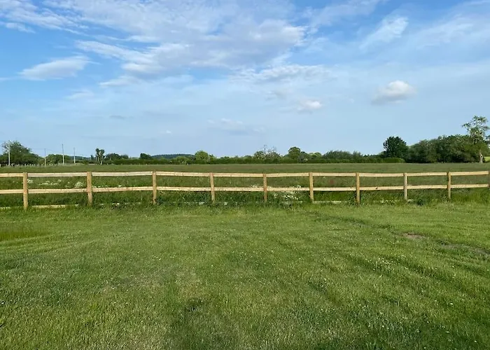 Beautiful 1 Bed Shepherd Hut In Warwickshire