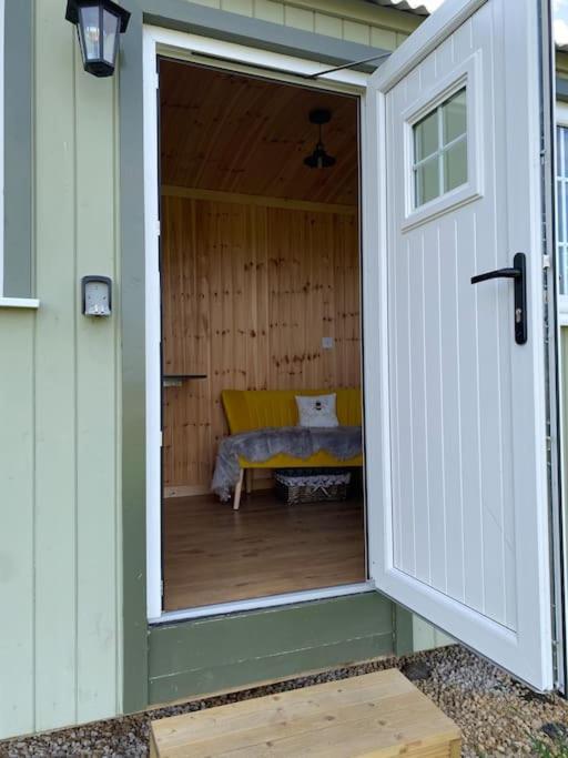 Beautiful 1 Bed Shepherd Hut In Warwickshire Apartment *